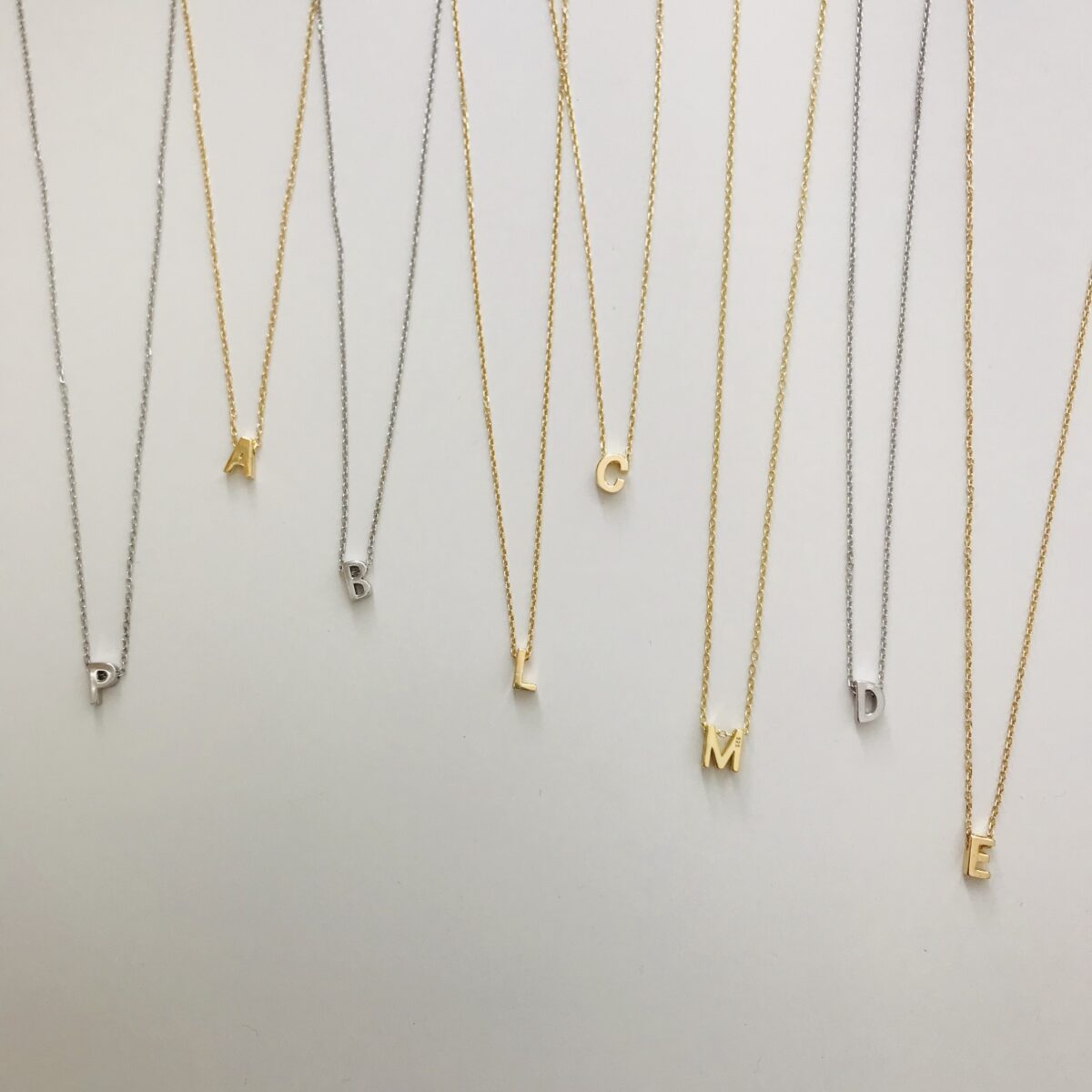 comprar gargantilla letra silueta