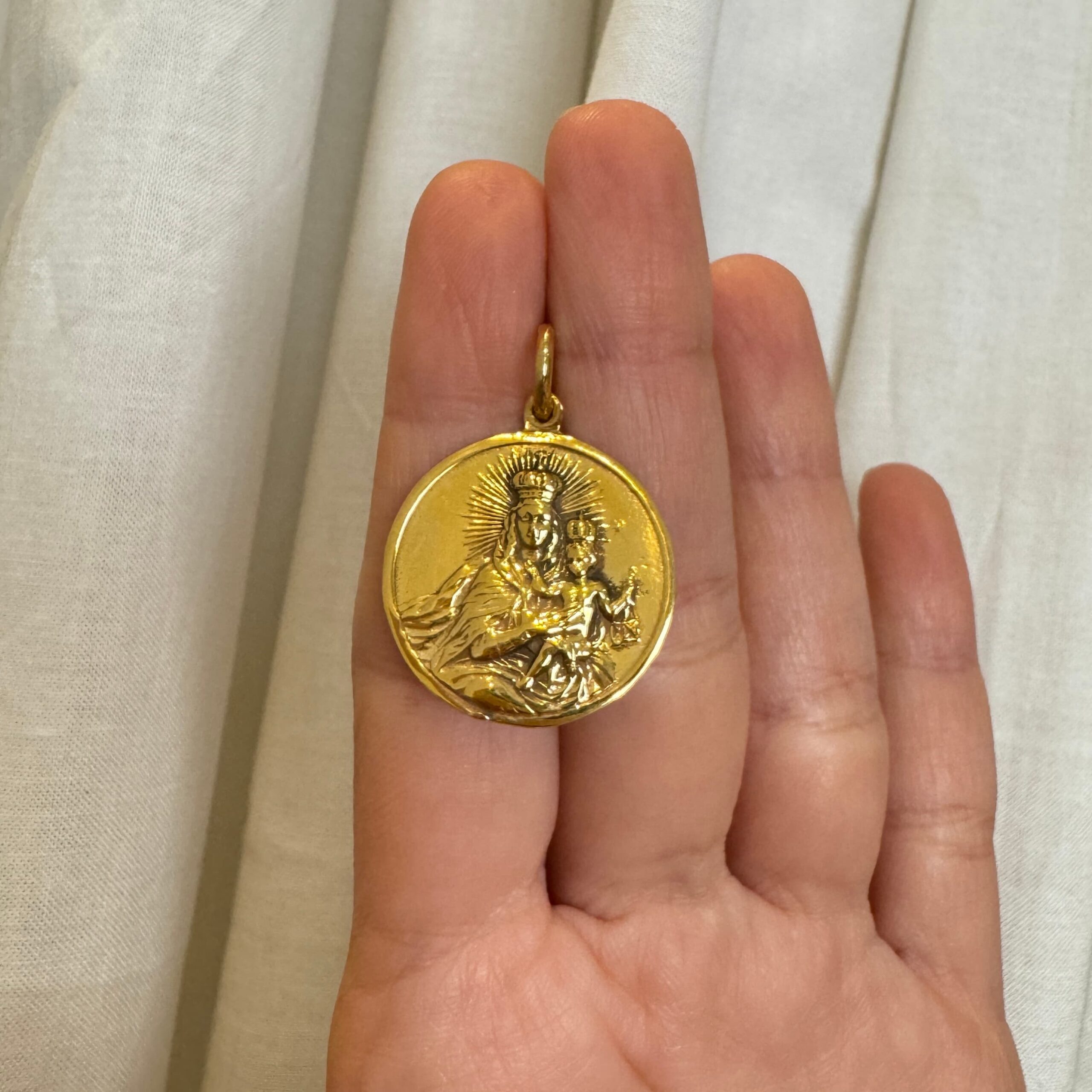 Medalla virgen del carmen plata chapada en oro