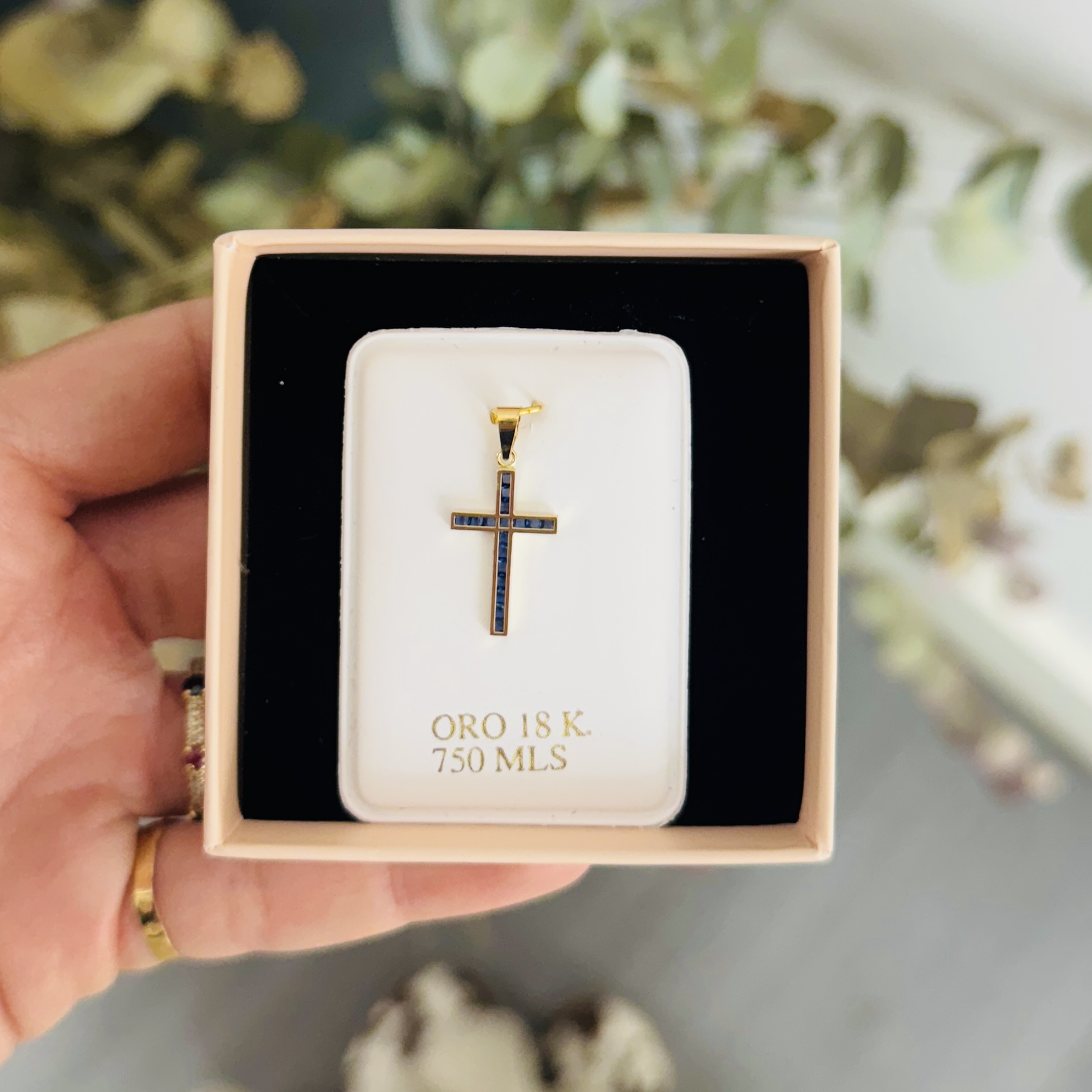 colgante cruz zafiro oro 18k