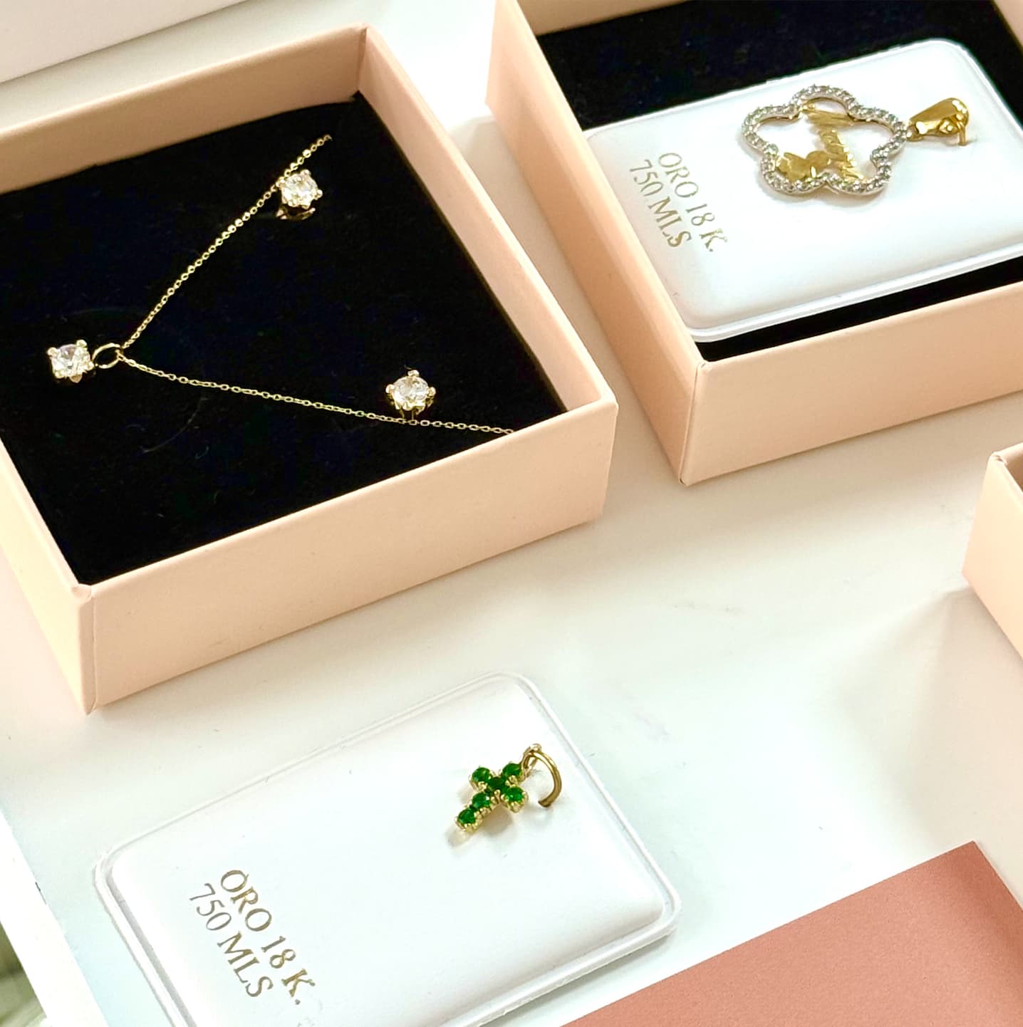 cruz mini esmeralda oro 18k