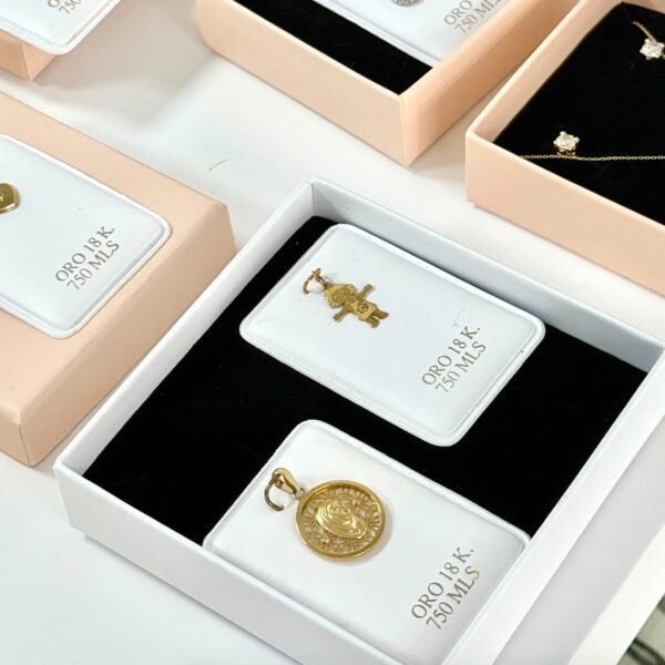 Colgante Virgen Niña Flores ORO 18K Edición Limitada - Imagen 3